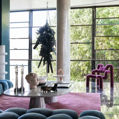 Ένα παλιό μοναστήρι αναδιαμορφώθηκε σε διαμέρισμα με χαρακτήρα των ’80s και έντονο το στοιχείο της τέχνης