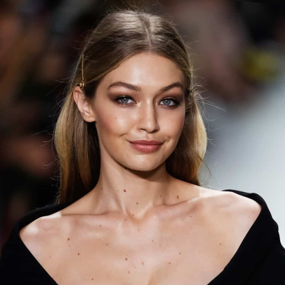Ανακαλύψαμε όλα τα hacks που ακολουθούν τα top models στα backstage για μία αψεγάδιαστη επιδερμίδα 