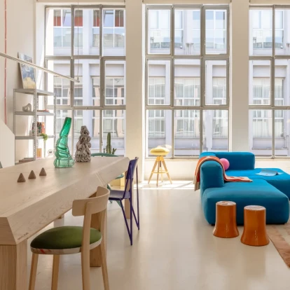 Funky πνοή και ποπ αποχρώσεις σε ένα loft του Μιλάνου με άρωμα Νέας Υόρκης