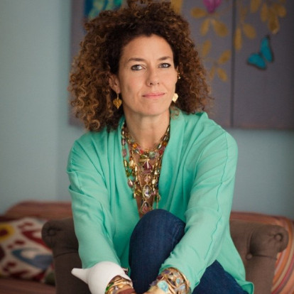 Η Pippa Small μιλά στο GLOW για τη μαγεία του κοσμήματος και τη βαθιά σχέση που αναπτύσσει με κάθε δημιουργία της