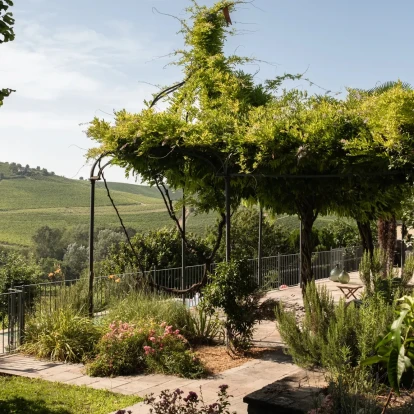 Η μαγευτική θέα στους αμπελώνες αποτελεί το κρυφό στοιχείο γοητείας αυτής της Mid-Century βίλας στο Monferrato 