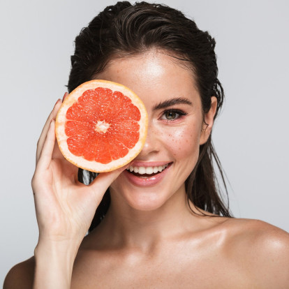 Νιώθετε πρησμένο το πρόσωπό σας; Κι όμως, κι υπάρχουν τροφές που... κάνουν θαύματα