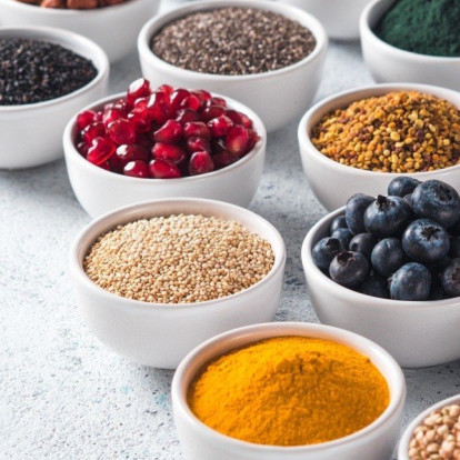 Τα μόνα superfoods που «παγώνουν» τον χρόνο μετά τα 50