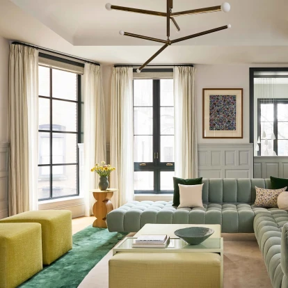 Κουρτίνες: Πώς να τις καθαρίσετε χωρίς να τις κατεβάσετε και ποιες τάσεις κυριαρχούν τώρα