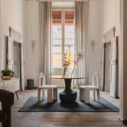 Η νεοκλασική γοητεία συναντά τη σύγχρονη ζωή σε ένα διαμέρισμα στη Μπολόνια