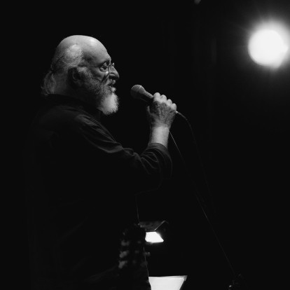 Το GLOW.GR θυμάται τον «Νιόνιο» της Ελλάδας, Διονύση Σαββόπουλο, και τον αποχαιρετά μέσα από μια αναδρομή στη ζωή του