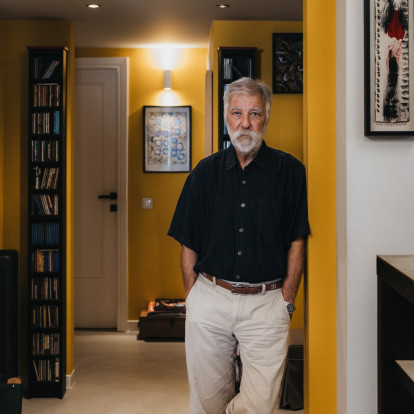 SKG Stories: Ο Άρις Γεωργίου και η ακλόνητη αίσθηση του «ανήκειν» στη Θεσσαλονίκη, με αφορμή τη νέα του έκθεση στο Γαλλικό Ινστιτούτο