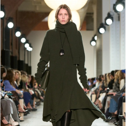 Οι πιο stylish midi dress & boots συνδυασμοί που θα απογειώσουν τα χειμερινά σας σύνολα