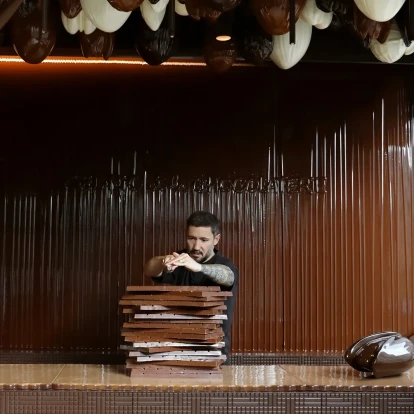 Η νέα chocolaterie του maestro Cédric Grolet στο Παρίσι είναι ένας ύμνος στα αρώματα, στη γεύση και, πάνω απ’ όλα, στα παιδιά