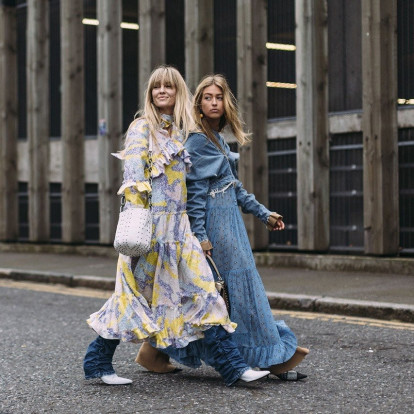 Dresses Over Jeans: Το απόλυτο trend της σεζόν και πώς να το απογειώσετε 