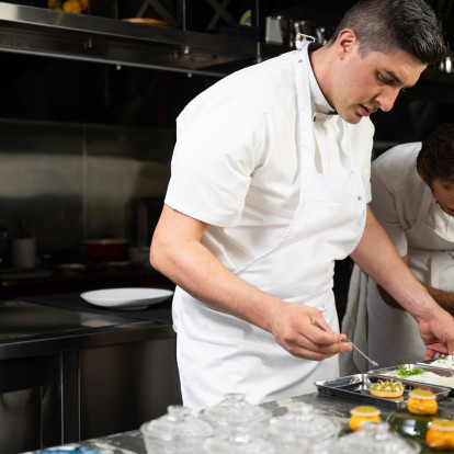 Μέσα στη κουζίνα ενός εκ των καλύτερων εστιατορίων της Αμερικής 