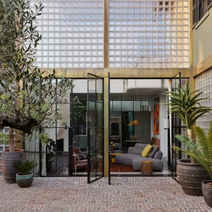 Γυάλινα τούβλα φωτίζουν ολοκληρωτικά ένα ιστορικό σπίτι του 1930 στη Μελβούρνη