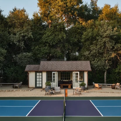 Ένα αγροτόσπιτο με μοναδικό στιλ και αισθητική, που προσφέρει ανεμπόδιστη θέα σε απέραντους αμπελώνες