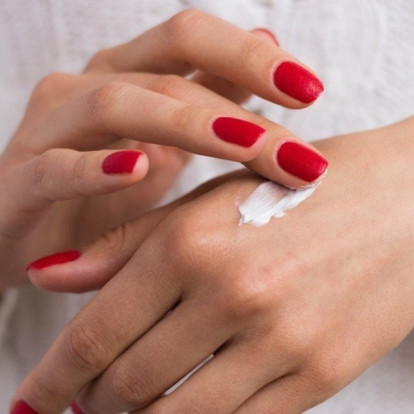 Ταλαιπωρήστε από έντονη ξηροδερμία στα χέρια; Να τι μπορεί να φταίει και τι θα σας χαρίσει ανακούφιση άμεσα!