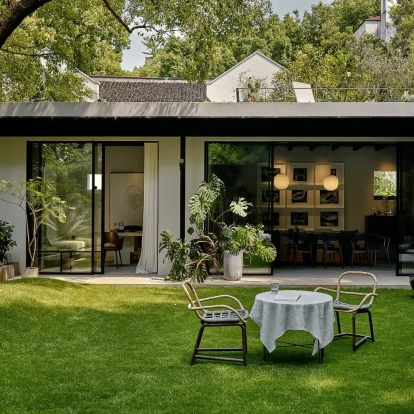 Μέσα στην πολύβουη καθημερινότητα της Σανγκάης αυτό το σπίτι αποτελεί μία μοναδική όαση ηρεμίας