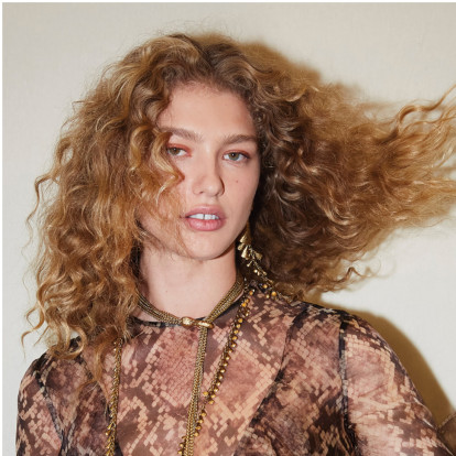 Τώρα είναι η ιδανική στιγμή για να χαρίσουμε στα μαλλιά μας τη φροντίδα και τη λάμψη που χρειάζονται