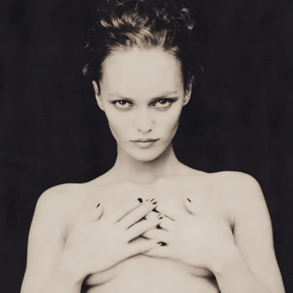 Vanessa Paradis: Η πιο διαχρονική μούσα της Γαλλίας αποκαλύπτεται μέσα από τον φακό σε μία μοναδική έκθεση στο Παρίσι