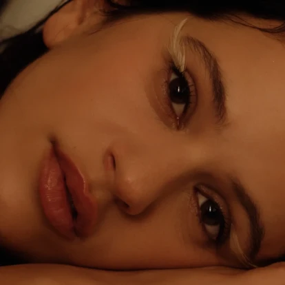 Απολαύστε το νέο, ιδιαίτερα ατμοσφαιρικό και γεμάτο ένταση, τραγούδι της Rosalía