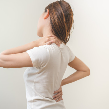 Πόνος στον αυχένα; Οι πιο απλές ασκήσεις για να τον αντιμετωπίσετε άμεσα