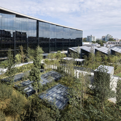 Περιηγηθείτε στα κεντρικά γραφεία της Moncler στο Μιλάνο που δείχνουν τον δρόμο προς ένα βιώσιμο μέλλον