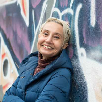 «Το φως μετά το σκοτάδι ήταν εκτυφλωτικό»: Η Σοφία Νικολαΐδου, συγγραφέας και καθηγήτρια του ΑΠΘ, εξομολογείται την προσωπική της εμπειρία με τον καρκίνο του μαστού