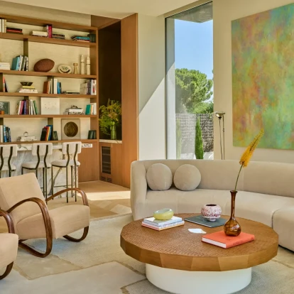 Άπλετο φως, εκλεπτυσμένο design και μια πλούσια παλέτα χρωμάτων συνθέτουν αυτήν την κατοικία στη Μαδρίτη