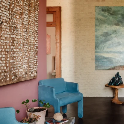 Αυτό το διαμέρισμα στο Termoli ζωντανεύει μέσα από τα χρώματα της θάλασσας και της πόλης