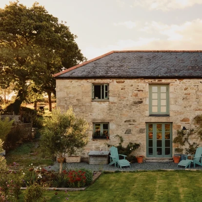 Ένας παλιός αχυρώνας στην Κορνουάλη μετατράπηκε σε μια οικογενειακή κατοικία γεμάτη αντίκες