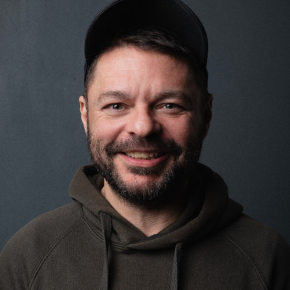 Ο εικαστικός Νίκος Ιωσήφ, σε μια άκρως δημιουργική περίοδο, μετατρέπει τα έργα του σε έναν «ζωντανό» διάλογο με τη Θεσσαλονίκη