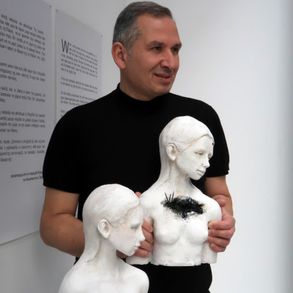 Συζητώντας με τον εικαστικό Γιάννη Αργυριάδη, τον άνθρωπο που μετατρέπει έναν από τους πιο κεντρικούς δρόμους της Θεσσαλονίκης σε ανοιχτό μουσείο