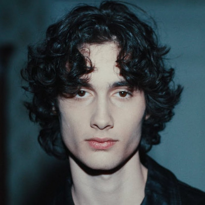 Ο Sombr για πρώτη φορά στο Saturday Night Live: Η ερμηνεία του ﻿viral τραγουδιού του “12 to 12”