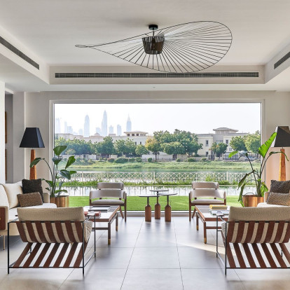 Ένα σπίτι σε μία λίμνη του Ντουμπάϊ με εντυπωσιακή θεά και τροπική διακόσμηση