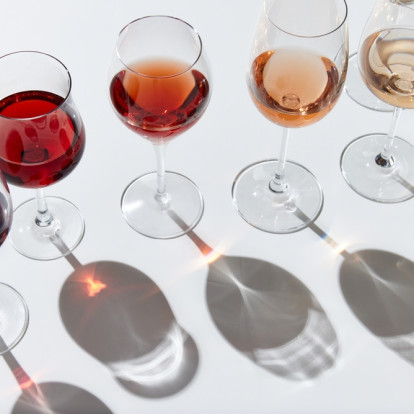 Παγκόσμια Ημέρα Ξινόμαυρου: Τι κάνει αυτή την ποικιλία τόσο ξεχωριστή και ποιοι είναι οι ιδανικοί τρόποι για να την απολαύσουμε;