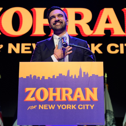 Ποιος είναι ο Zohran Mamdani, ο νέος και πρώτος μουσουλμάνος δήμαρχος που θα αλλάξει τη σύγχρονη πορεία της Νέας Υόρκης;
