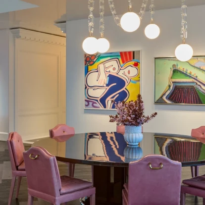 Ένα γυάλινο ρετιρέ στο Σαν Φρανσίσκο μετατρέπεται σε έναν διασκεδαστικό χώρο διαβίωσης