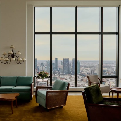 Μια εκπληκτική έκθεση που γιορτάζει τους διατλαντικούς δεσμούς του μοντερνισμού υψώνεται πάνω από το Μανχάταν