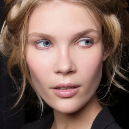 Η απρόσμενη απόχρωση mascara που αποτελεί το μυστικό για το πιο σαγηνευτικό βλέμμα