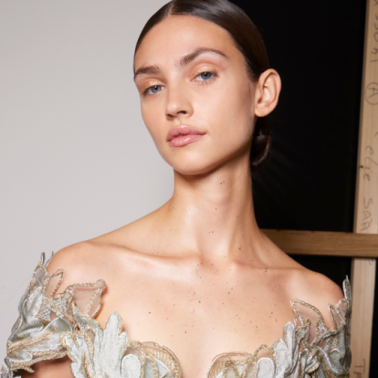 Golden Hour Makeup: Η νέα τάση στο μακιγιάζ που εγκρίνουν τα it-girls για τις γιορτινές εμφανίσεις σας 