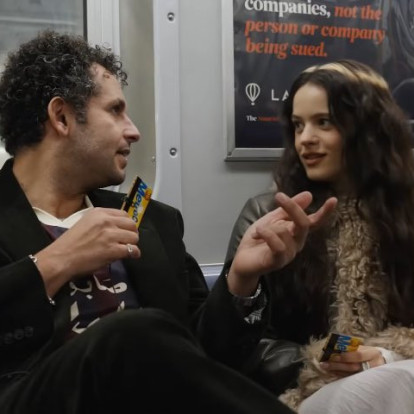 Η Rosalía στο μετρό της Νέας Υόρκης σε μία συνέντευξη με τον Kareem Rahma
