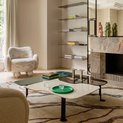 Πώς ένα κομψό διαμέρισμα στο Παρίσι συνδυάζει το κλασικό design με τον μοντέρνο μπρουταλισμό