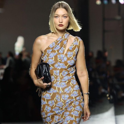 Ο όμιλος Prada εξαγόρασε και επίσημα τον οίκο Versace