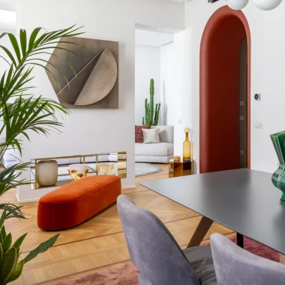 Ένα tailor-made διαμέρισμα στο Μιλάνο αποδεικνύει πως ο μινιμαλισμός μπορεί να είναι και πολύχρωμος