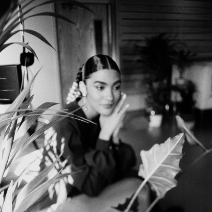 Η Olivia Dean τραγουδά το 'Merry Christmas Everyone' στην πιο γλυκιά εκδοχή του