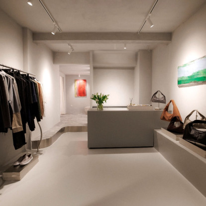 Το AOS εγκαινίασε το ολοκαινούριο pop-up του στην καρδιά της Θεσσαλονίκης με ένα launch event όπου η μόδα, η τέχνη και η urban αισθητική συναντήθηκαν