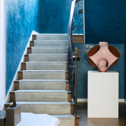 Ένα διαμέρισμα στο Σίδνεϊ που αντηχεί τη θέση του δίπλα στο νερό