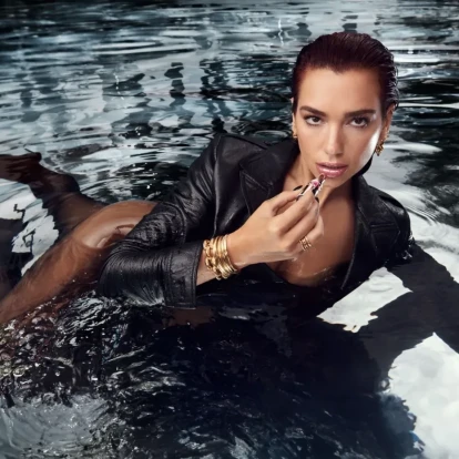 Ένα κραγιόν με γκλίτερ είναι το μοναδικό προϊόν που χρειάζεστε για το απόλυτο festive look