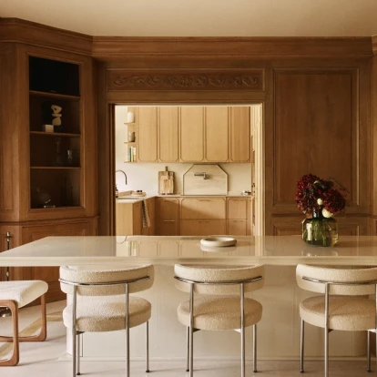 Το Παρίσι του 1980 συναντά το σύγχρονο Haussmann σε ένα ανανεωμένο διαμέρισμα