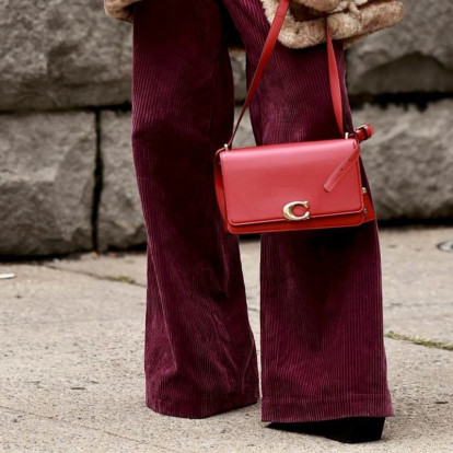 Πώς να φορέσετε τα κοτλέ παντελόνια για να είστε on trend τη νέα χρονιά