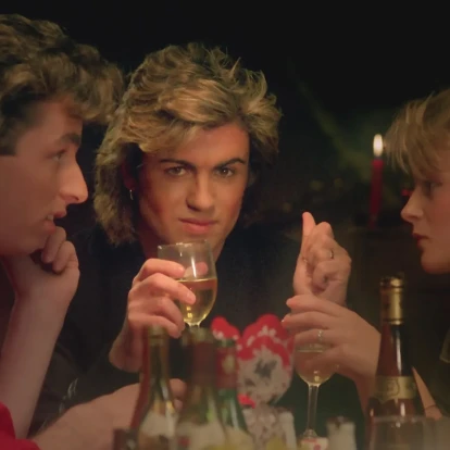 Οι απίστευτες ιστορίες πίσω από τα πιο εμβληματικά χριστουγεννιάτικα τραγούδια όλων των εποχών