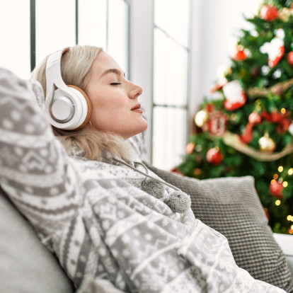 Τα καλύτερα festive podcasts που θα σας βάλουν στο πνεύμα των ημερών